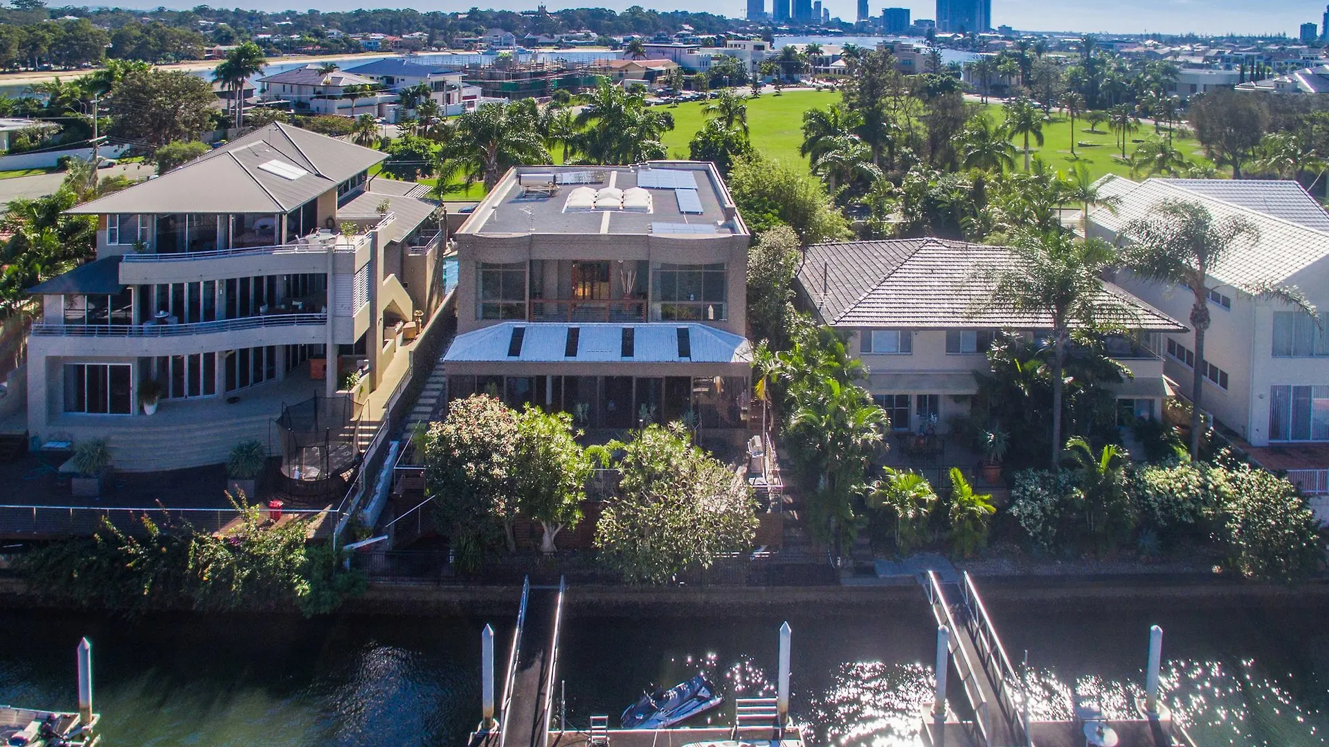 Cronin Island - Bali Island Dream Villa In Surfers Paradise Apartment