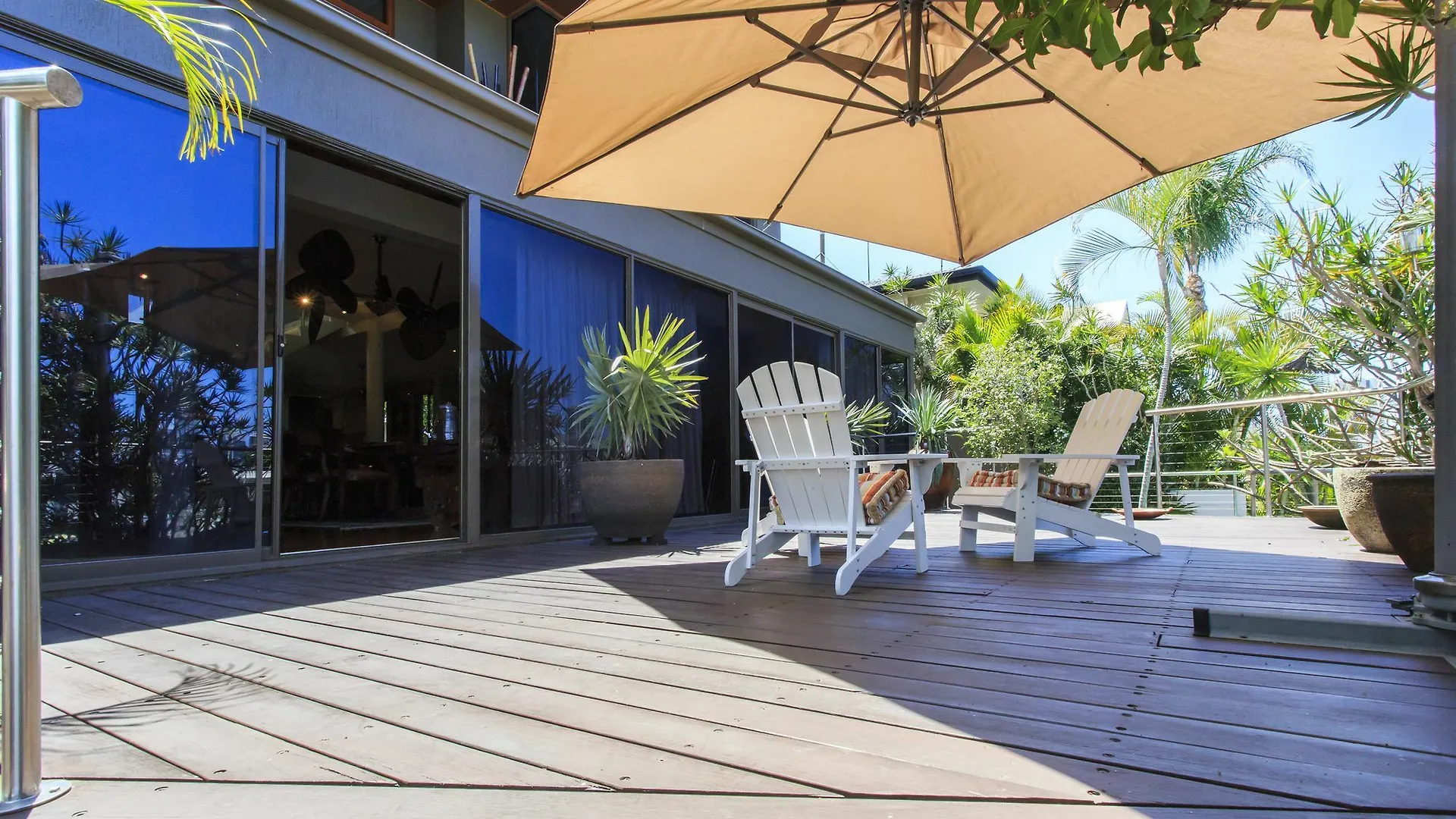 Cronin Island - Bali Island Dream Villa In Surfers Paradise Apartment