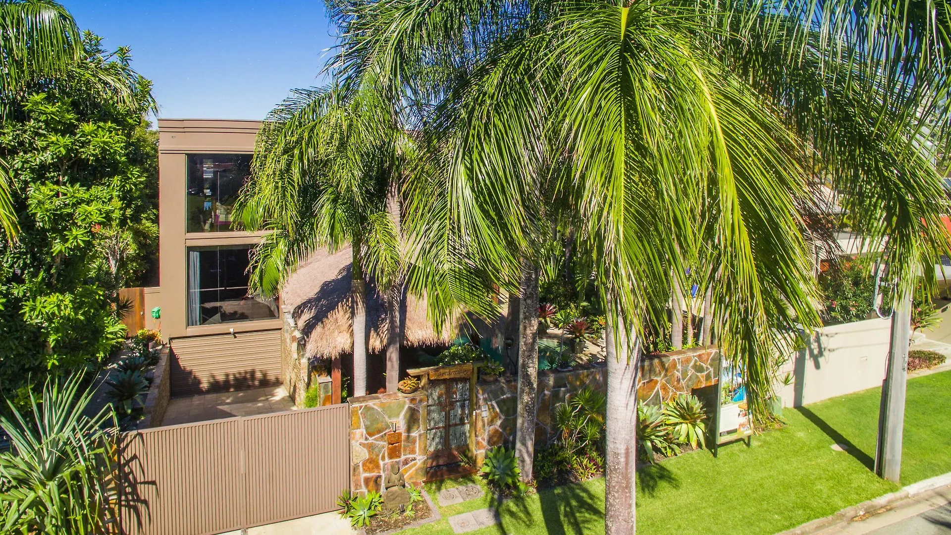 Cronin Island - Bali Island Dream Villa In Surfers Paradise Apartment